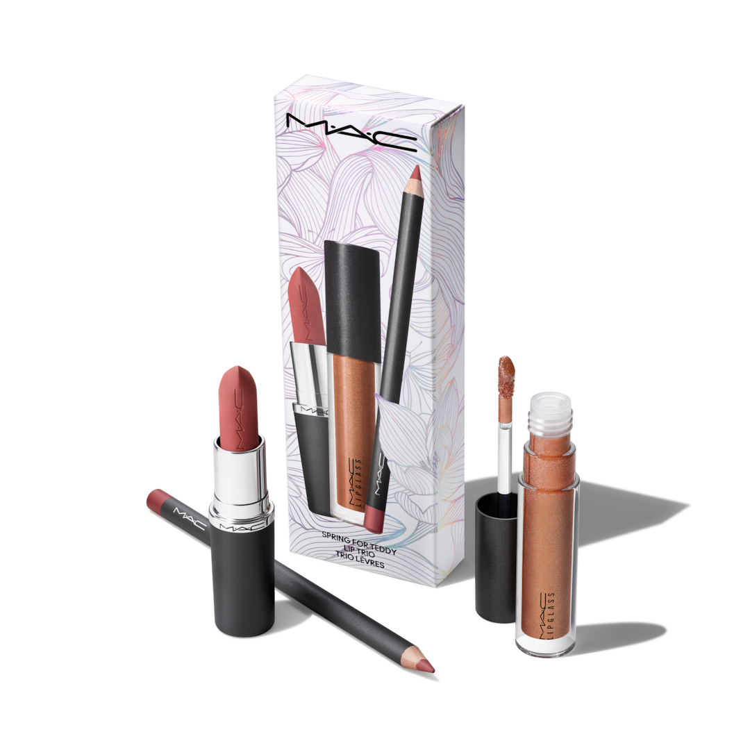 #1 베스트셀러 누드 립스틱 벨벳 테디와 함께하는 한정판 립 콤보로 완벽한 누드 립을 연출하세요. 맥시멀 실키 매트 립스틱은 12시간 선명한 고발색과 8시간 편안한 보습을 선사하며, 립 펜슬은 부드럽고 크리미한 텍스처로자연스러운 쉐입부터 풀 립 연출까지 손쉽게 도와줍니다. 립글래스는 유리처럼 반짝이는 광택 또는 은은한 윤기를 더해줍니다. 본 세트는 한정판 이리디슨트 페탈 슬릭 패키지로 구성되어 소장 가치를 더했습니다. MAC Cosmetics - Spring For Teddy Lip Trio - 벨벳 테디/벨벳 테디/오 베이비 이미지