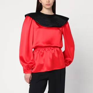 발렌티노의 레드 실크 새틴 블라우스는 넓은 블랙 카라와 대조적인 스티치, 버튼 커프스가 있는 긴 소매, 엘라스틱 허리, 뒷면 지퍼, 그리고 백 컷아웃 디테일이 특징입니다. 이미지