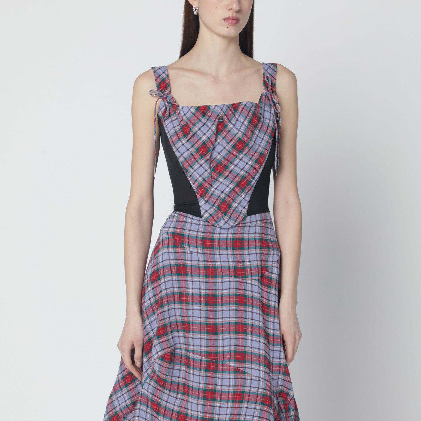 레드, 그린, 퍼플 색조의 타탄 패턴 리넨 소재로 제작된 비비안 웨스트우드 코르셋입니다. 뒷면 지퍼가 있는 조각된 보디스, 앞면의 멀티컬러 자수 오브 로고, 스트레이트 네크라인, 묶는 어깨끈, 메시 측면 패널, 뾰족한 밑단이 특징입니다. 이미지