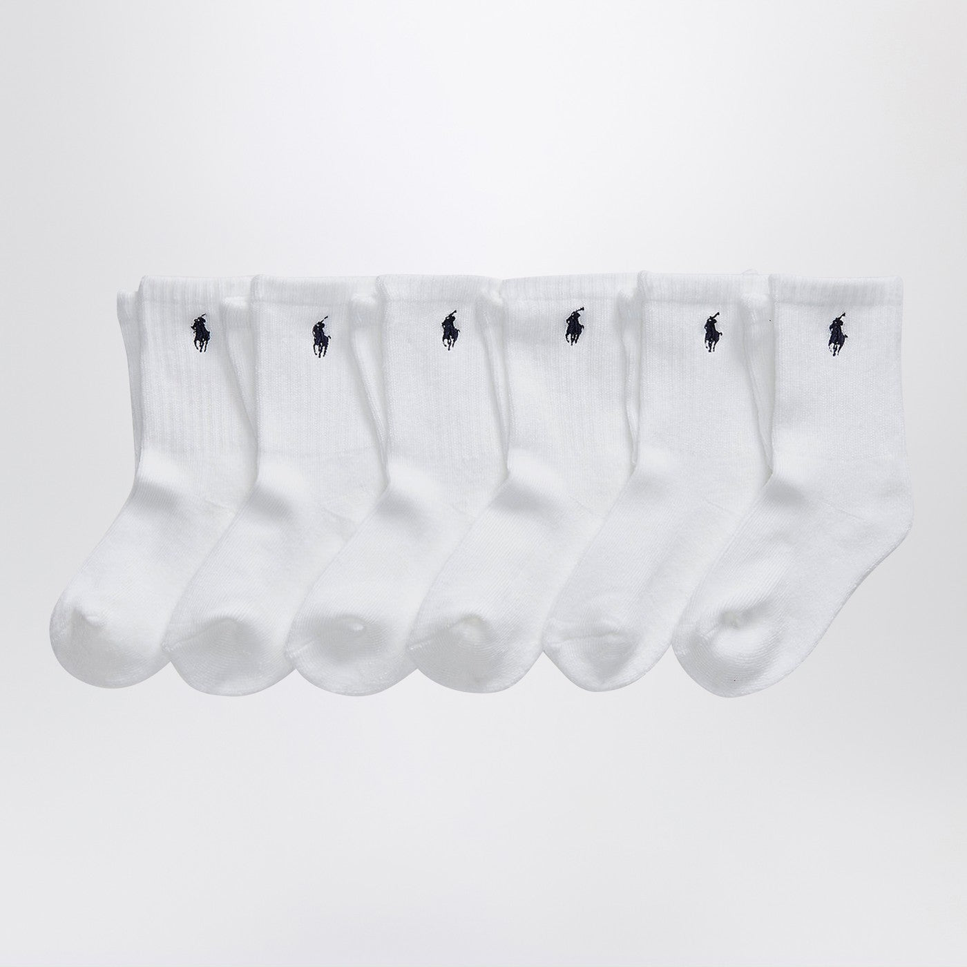 로고 자수와 골지 짜임이 특징인 폴로 랄프 로렌의 화이트 면 혼방 양말 세트입니다. 이미지