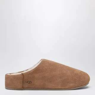 푹신한 폼 갑피, 양가죽 안감, 양가죽 안창, 고무 밑창, 엠보싱 로고, 로고 패브릭 라벨이 특징인 어그 슬립온입니다. 이미지