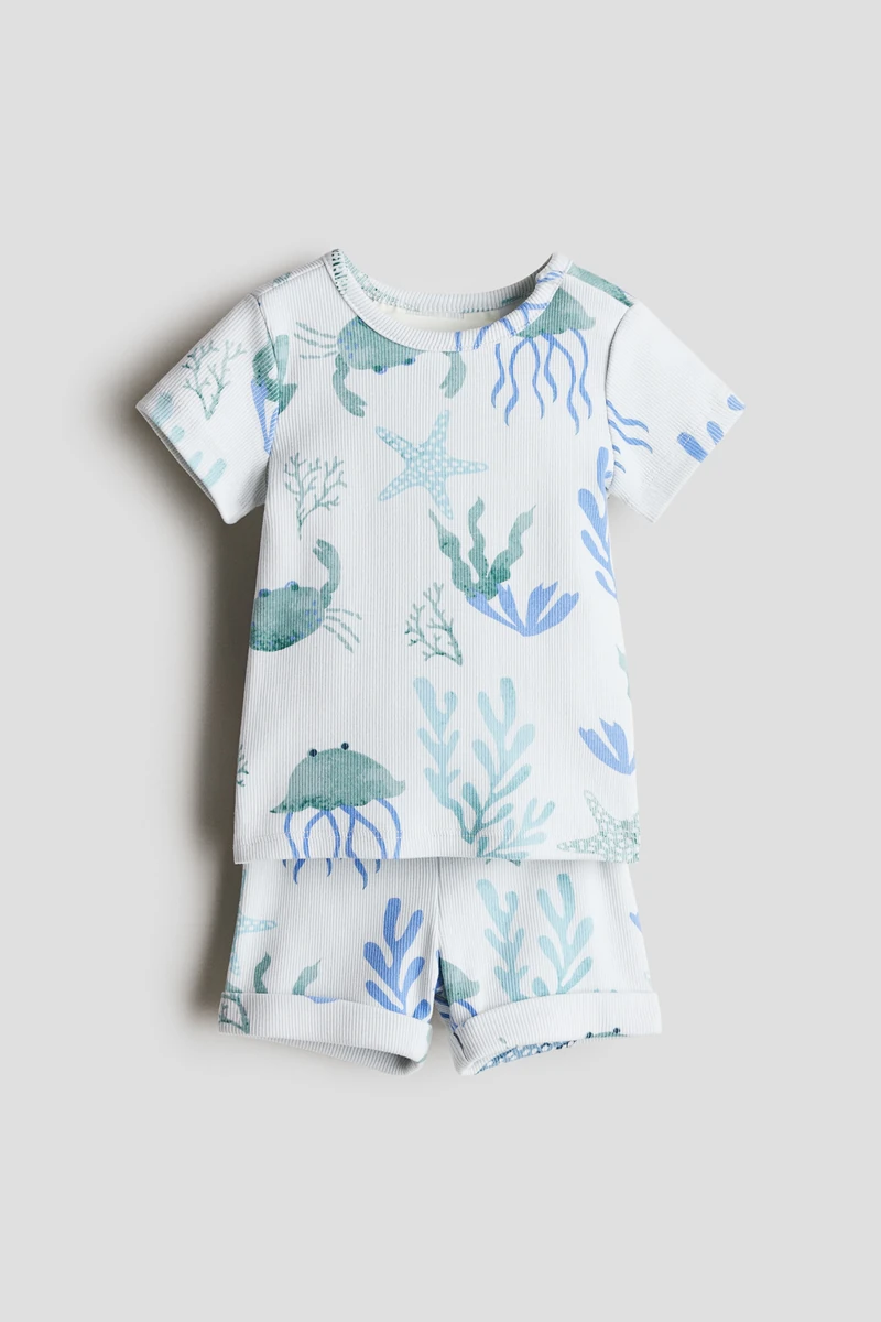 H & M Adorables. 고급 코튼을 사용한 부드러운 리브드 저지 소재의 상하의 세트. 상의 - 반소매 라운드넥 탑. 한쪽 어깨에 스냅버튼이 있음(2~4Y 사이즈는 스냅버튼 생략). 하의 - 밴딩으로 허리 사이즈를 조절하는 반바지. 높은 GSM으로 도톰하고 견고하면서도 편안한 코튼 저지 소재를 사용합니다. H & M Adorables 컬렉션은 시대를 초월한 매력을 지닌 매우 편안하고 고급스러운 제품들로 엄선된 컬렉션입니다. 이미지1