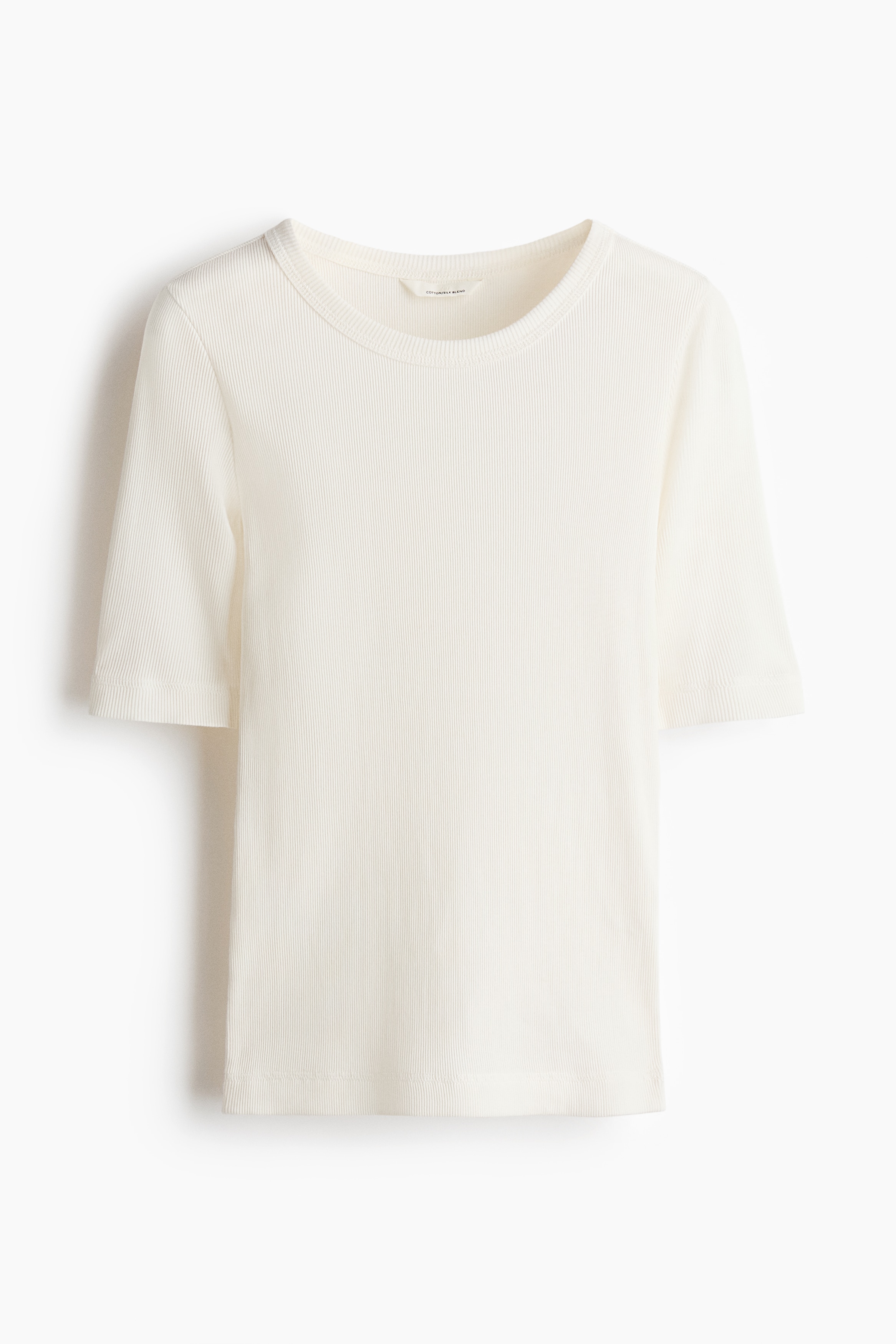 코튼과 멀버리 실크가 혼방된 리브드 저지 소재의 피트되는 탑. 솔기가 오버로크처리되어 편안한 착용감을 주는 디자인. 라운드넥. 5부 소매. 스트레이트 헴라인. 이미지