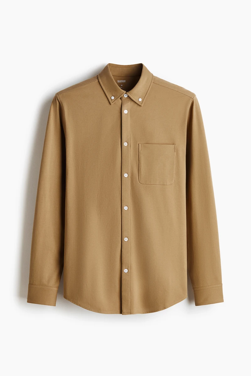Shirt in a moisture-wicking fabric with four-way stretch that offers complete flexibility, shape and fluid motion in every direction. Regular fit with a button-down collar, buttons down the front and a patch chest pocket. Yoke at the back with a box pleat. Long sleeves with buttoned cuffs and a sleeve placket with a link button. Rounded hem. Functional Essentials is a curated selection of pieces that incorporates comfort and performance into everyday wear. 이미지1