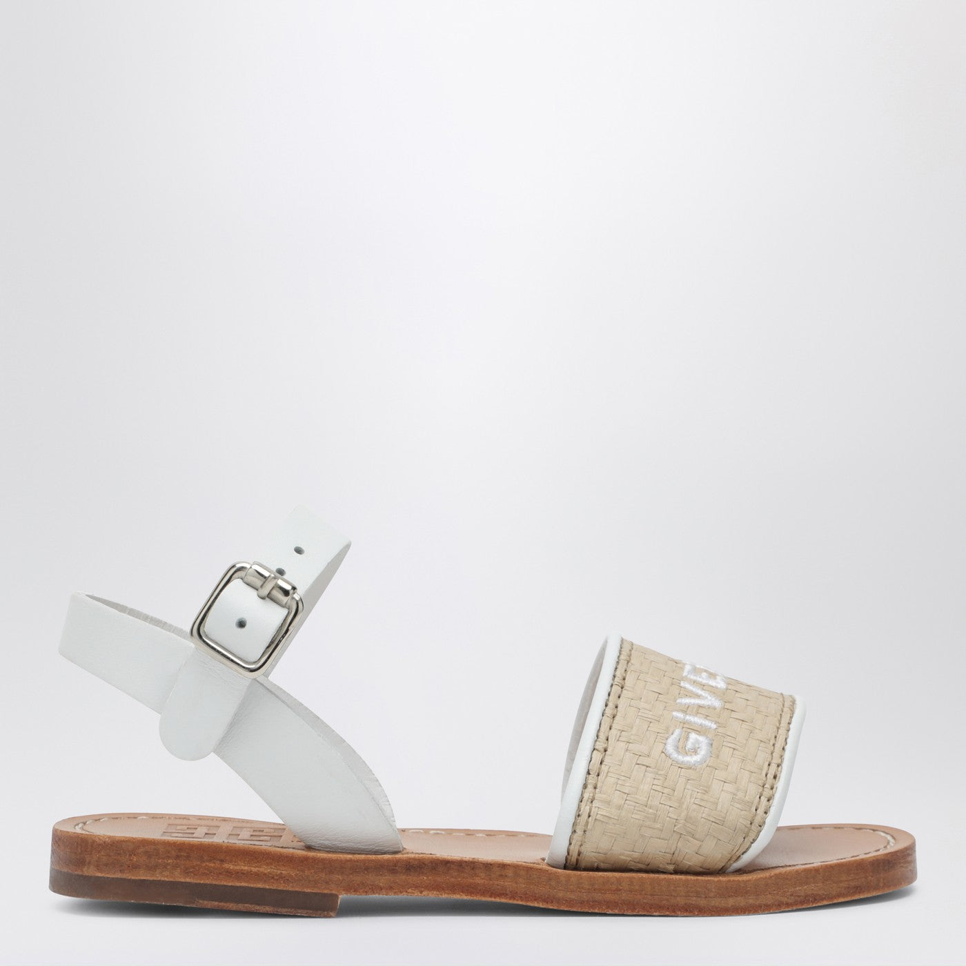 지방시 샌들은 화이트와 베이지 가죽으로 제작되었으며, 조절 가능한 스트랩 잠금장치, 오픈 라운드 토, 대비되는 로고 레터링 밴드, 그리고 가죽 밑창이 특징입니다. 이미지