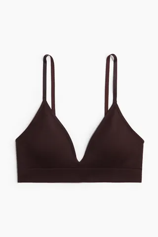 소프트 노와이어 브라. 솔기를 최소화하여 착용감이 편안한 심리스 디자인. 길이 조절 가능한 어깨 스트랩. 안감처리된 컵. 가슴 라인을 살려주며 탄탄하게 서포트해주는 탈부착식 캡 내장. 클로저 생략. 이미지