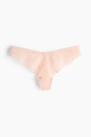 자수로 장식된 메쉬 소재의 스트링 팬티. 로라이즈. V자로 마감된 허릿단. 아랫부분 안감 부착. 이미지