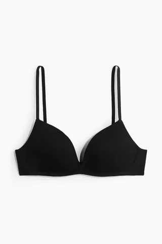코튼 저지 소재의 노와이어 소프트 브라. 가슴 라인을 살려주고 볼륨을 강조한 패드컵. 길이 조절 가능한 어깨 스트랩. 뒷면 후크 클로저. 이미지