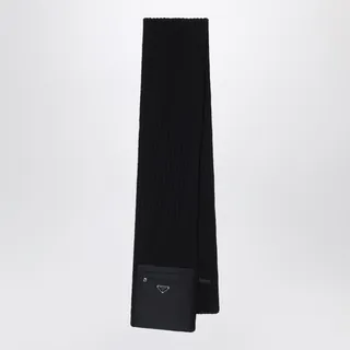 프라다의 블랙 버진 울 스카프는 골지 패턴의 리나일론 포켓과 에나멜 메탈 로고 트라이앵글이 특징입니다. 이미지