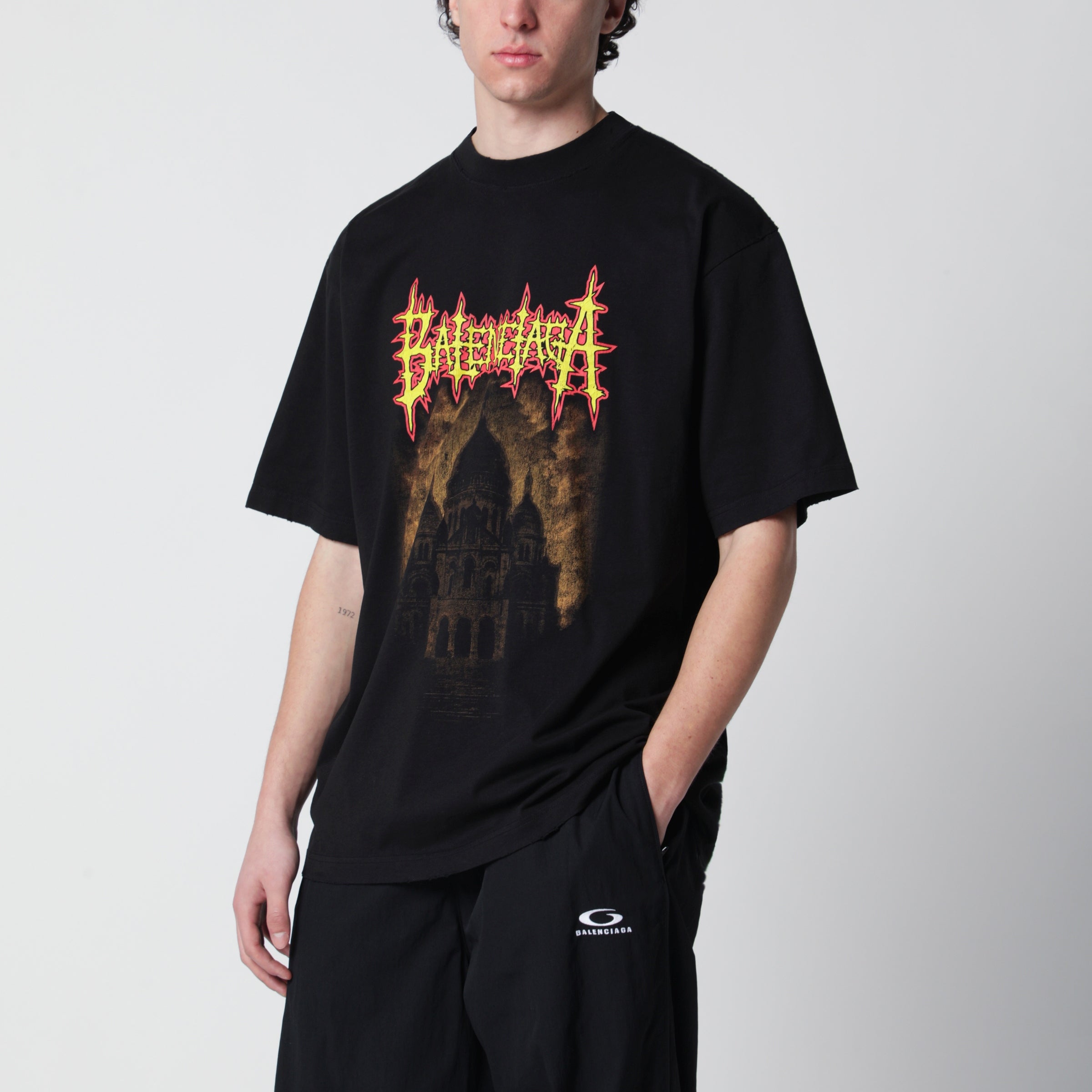 발렌시아가 코튼 크루넥 로고 티셔츠. 블랙 컬러, 로고 디테일, 오버사이즈 핏, 짧은 소매. 이미지