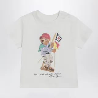 면 소재의 폴로 랄프 로렌 티셔츠. 화이트 색상, 짧은 소매, 전면의 폴로 베어 프린트, 어깨 부분의 스냅 버튼이 특징입니다. 이미지