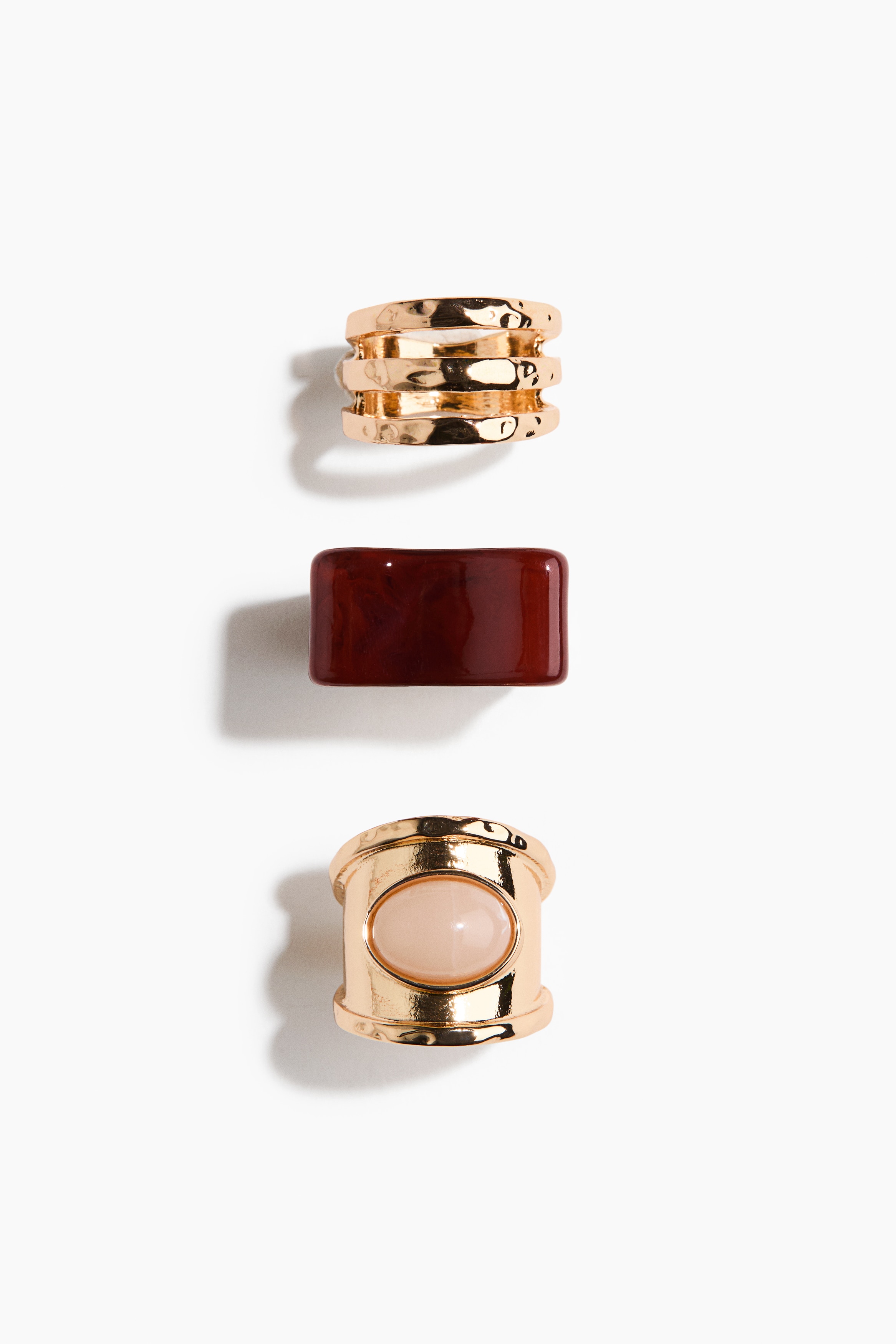 다양한 디자인의 금속과 플라스틱 반지 세트. 취향에 따라 따로 착용하거나 함께 스타일링할 수 있음. 이미지