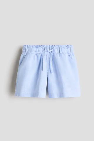 가벼운 리넨, 코튼 혼방 소재의 루즈핏 반바지. 사선 방향의 옆면 포켓. 가는 드로스트링이 있는 이지 풀온 스타일의 신축성 허릿단. 이미지