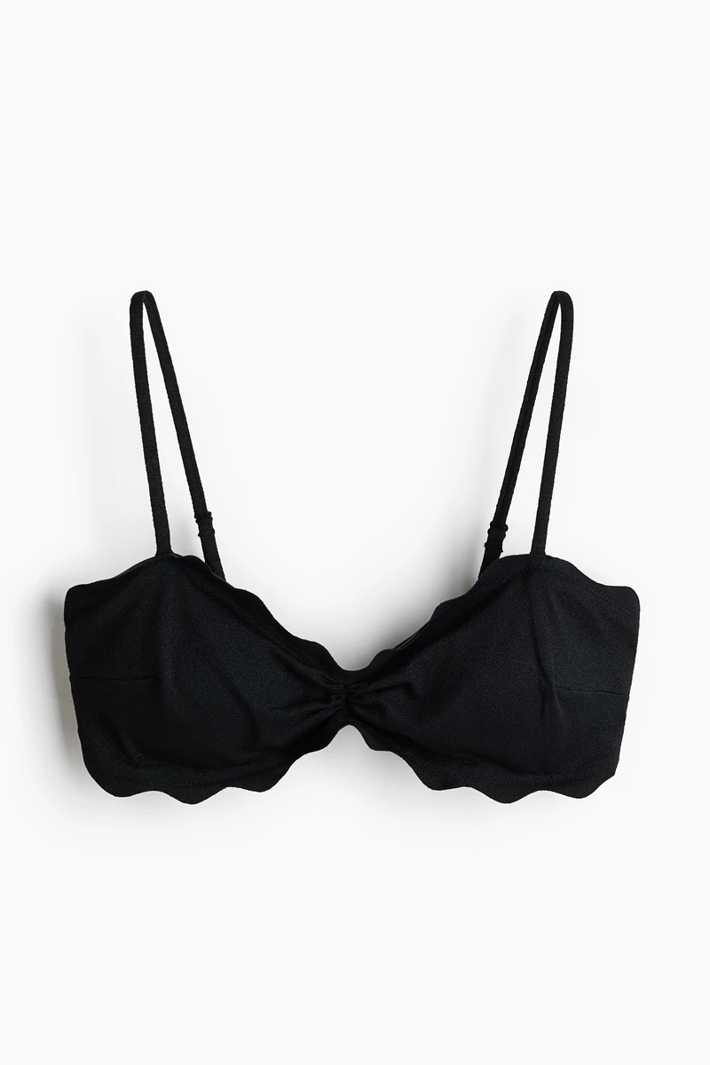 Lined bikini top with scalloped edges and a ruched seam at the centre of the bust. Cups with removable inserts that shape the bust and provide good support, and adjustable shoulder straps. Concealed silicone trim at the top, and side support. 이미지1