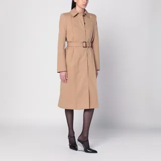 알렉산더 맥퀸의 베이지색 면 트렌치코트는 조절 가능한 로고 버클 허리 벨트, 숨겨진 앞면 잠금, 긴 소매, 두 개의 측면 웰트 포켓, 그리고 뒷면 트임이 특징입니다. 이미지