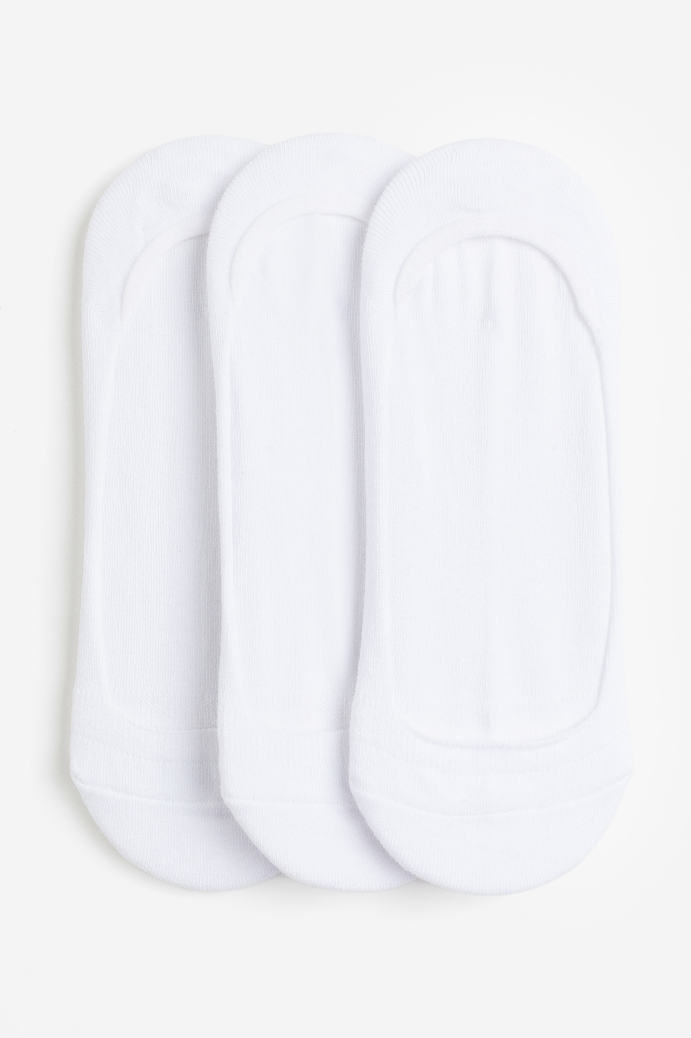 부드러운 코튼 혼방 파인니트 소재의 풋커버 세트. 슈즈 위로 드러나지 않는 로컷 스타일. 뒤꿈치 부분에 실리콘이 내장되어 핏감을 살려주는 디자인. 이미지