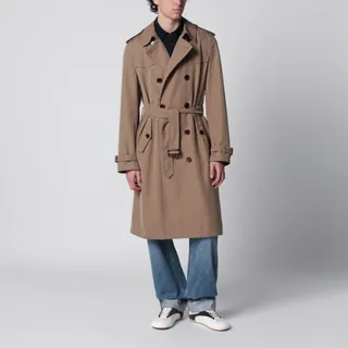 버버리의 면과 실크 파일 소재 숏 트렌치코트. 슬림핏, 뾰족한 요크, 앤티크 메탈 기사 디자인의 스웨이드 가죽 아플리케, 더블 브레스트 버튼 클로저, 조절 가능한 허리 벨트, 뒷트임, 두 개의 옆 주머니, 버튼 커프스 긴 소매가 특징입니다. 이미지