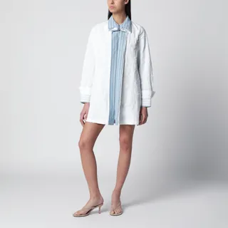 로에베의 테크니컬 코튼 드레스입니다. 화이트 색상이며, 가볍고 주름진 원단에 레이어드 구조가 특징입니다. 대비되는 스트라이프 디테일이 있으며, 레귤러 핏의 숏 스타일입니다. 클래식한 칼라와 숨겨진 후크 앤 아이 클로저가 있습니다. 이미지