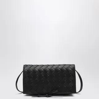 보테가 베네타의 가죽 크로스바디 백으로, 인트레치아토 모티프가 돋보입니다. 블랙 색상이며, 마그네틱 버튼과 타이 디테일이 있는 플랩 클로저가 특징입니다. 탈착 가능한 숄더 스트랩이 있어 다양한 스타일로 연출할 수 있습니다. 이미지