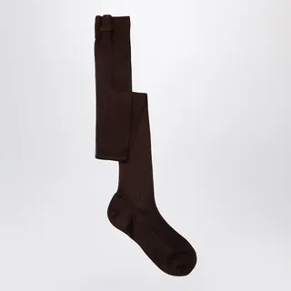 리브드 디자인과 측면에 엠보싱 로고 레터링이 특징인 미우미우의 코코아색 실크 혼방 양말입니다. 이미지