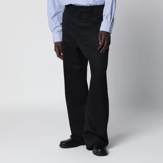 발렌시아가 투 파 테일러드 드라이 울 개버딘 팬츠. 색상: 블랙. 드라이 울 개버딘 소재. 미드라이즈 허리. 숨겨진 지퍼 플라이. 8개 벨트 루프. 2개 경사 프론트 포켓. 1개 버튼 백 웰트 포켓. 주름 효과 다리. 로우 컷 밑단. 와이드 레그. 이미지