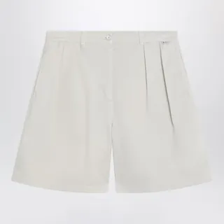 프라다 면 개버딘 버뮤다 쇼츠. 색상: 내추럴. 드로스트링 허리. 전면 버튼 클로저. 측면 포켓. 버튼이 달린 이중 웰트 백 포켓. 전면 로고 라벨. 벨트 루프. 전면 플리츠. 이미지