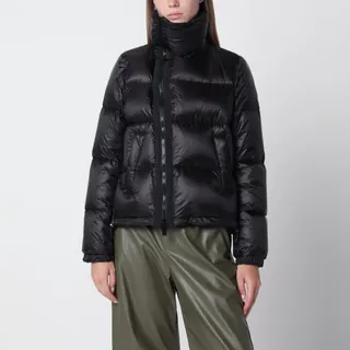 사카이 크롭 패딩 나일론 재킷 • 색상: 블랙 • 깔때기형 목 • 비대칭 지퍼 클로저 • 신축성 있는 소맷단이 있는 긴 소매 • 두 개의 옆 주머니 • 조절 가능한 드로스트링 밑단 이미지
