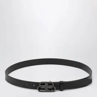 블랙 송아지 가죽으로 제작된 발렌시아가 BB 슬림 벨트입니다. 매트한 블랙 컬러의 얽힌 BB 로고가 전면에 있으며, 다섯 개의 벨트 구멍이 있습니다. 이미지