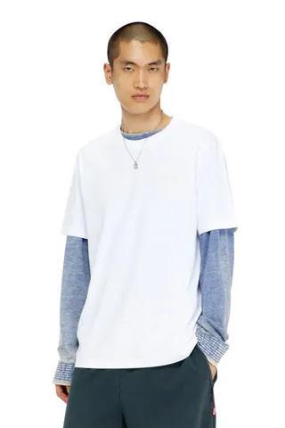 코튼 저지 소재로 제작된 남성용 레귤러 핏 티셔츠입니다. 깔끔한 디자인과 정교한 스티치, 미니멀한 디테일이 돋보이며, 가슴 부분에 톤온톤 로고 모티프가 특징입니다. 이미지