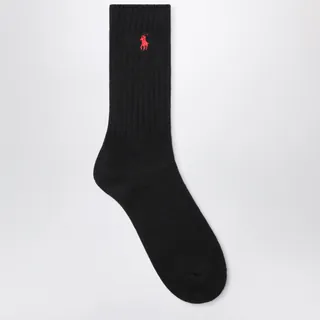 폴로 랄프 로렌의 코튼 블렌드 양말입니다. 대비되는 컬러의 포니 로고 자수가 특징이며, 골지 니트 소재로 제작되어 편안한 착용감을 선사합니다. 발목 기장으로 데일리 아이템으로 제격입니다. 이미지