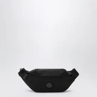 몽클레르 듀랑스 나일론 블렌드 벨트백입니다. 블랙 컬러에 가죽 트리밍이 더해져 고급스러우며, 나일론 안감과 조절 가능한 벨트, 지퍼 클로저로 실용성을 갖췄습니다. 전면의 톤온톤 로고가 특징입니다. 이미지