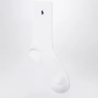 폴로 랄프 로렌 코튼 혼방 양말입니다. 화이트와 네이비 컬러 조합으로, 대비되는 포니 로고 자수가 특징입니다. 골지 니트 소재로 제작되었으며 발목 길이입니다. 이미지