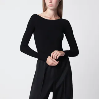 알라이아의 쉐이핑 골지 니트 바디수트입니다. 블랙 컬러로 제작되었으며, 와이드한 보트넥 라인과 긴 소매가 특징입니다. 스냅 버튼 클로저로 착용이 간편하며, 전체적으로 심리스 구조로 설계되어 매끄러운 실루엣을 연출합니다. 이미지