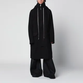 릭 오웬스의 코튼 트윌 소재 메가파카 타워입니다. 블랙 컬러로 무릎 아래까지 내려오는 스트레이트 핏이 특징입니다. 드로스트링이 달린 대형 후드와 뒷면 지퍼 디테일이 돋보이며, 앞면은 지퍼와 스냅 버튼으로 여닫을 수 있습니다. 측면 심 포켓과 큼직한 앞면 플랩 포켓이 실용성을 더해줍니다. 이미지