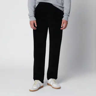 로로피아나의 코듀로이 코튼 소재 팬츠입니다. 컬러는 스틸 스카이(다크 그레이)이며, 양쪽 사이드 포켓과 벨트 루프, 버튼이 달린 두 개의 뒷면 웰트 포켓이 특징입니다. 앞면은 지퍼와 훅으로 잠글 수 있습니다. 이미지