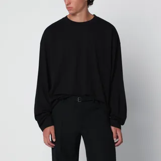 드리스 반 노튼의 코튼 저지 소재 티셔츠입니다. 블랙 컬러로 제작되었으며, 리브드 크루넥과 드롭 숄더 디테일이 돋보이는 긴팔 아이템입니다. 일자로 떨어지는 밑단으로 깔끔한 실루엣을 완성합니다. 이미지