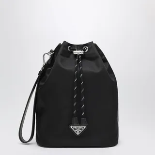 프라다의 리나일론 소재 파우치입니다. 블랙 컬러로 제작되었으며, 탈부착 가능한 가죽 손목 스트랩과 드로스트링 클로저가 특징입니다. 전면에는 상징적인 에나멜 메탈 트라이앵글 로고가 장식되어 있으며, 내부에는 리나일론 안감이 적용되었습니다. 이미지