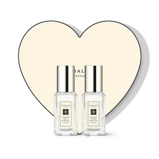 세트 구성품:잉글리쉬 페어 앤 프리지아 코롱 9ml잉글리쉬 페어 앤 스윗 피 코롱 9ml 잉글리쉬 페어 앤 프리지아 코롱:가을의 정수. 화이트 프리지아 부케향에 이제 막 익은 배의 신선함을 입히고 호박, 파출리, 우디향으로 은은함을 더했습니다.잉글리쉬 페어 앤 스윗 피 코롱:햇살이 따스하게 내리쬐는 과수원에서 무르익기 직전의 매혹적인 배가 가지에 가득 달려 생기를 불어넣습니다. 스위트 피의 파스텔 색조와 부드러운 향에 둘러 쌓인 달콤한 과일이 파우더리한 화이트 머스크 베이스 위에 자리 잡고 있습니다. Jo Malone - English Pear Family Trial Cologne Duo Valentine's Collection - 9 ml 이미지