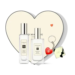 세트 구성품:잉글리쉬 페어 앤 프리지아 코롱 30ml,잉글리쉬 페어 앤 프리지아 헤어 미스트 30ml,하트 키체인,하트 마그넷.잉글리쉬 페어 앤 프리지아 코롱:가을의 정수. 화이트 프리지아 부케향에 이제 막 익은 배의 신선함을 입히고 호박, 파출리, 우디향으로 은은함을 더했습니다.잉글리쉬 페어 앤 프리지아 헤어 미스트:향기로운 잉글리쉬 페어 앤 프리지아 헤어 미스트로 데일리 루틴을 완성하세요. 아르간 커넬 오일과 프로 비타민 B5가 함유된 가벼운 포뮬러로 모발에 건강한 윤기를 선사합니다. 감미로운 황금빛 플로랄 향을 모발에 은은하게 남겨보세요. Jo Malone - English Pear & Freesia Airy Scent Duo Cologne Gift Set - 30 ml 이미지