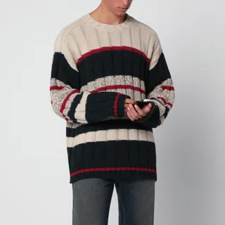 골든구스 디럭스 브랜드의 알파카 블렌드 니트입니다. 베이지, 다크 그린, 레드 컬러가 어우러진 스트라이프 패턴이 특징이며, 립 니트 조직으로 제작되었습니다. 립 크루넥과 드롭 숄더 디자인으로 편안한 릴랙스 핏을 선사합니다. 뒷목 부분의 아이코닉한 더블 스타 디테일과 소매의 로고 패치가 돋보입니다. 이미지