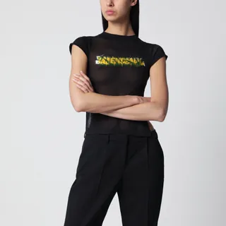 발렌시아가의 메시 스프레이 티셔츠는 부드러운 코튼 저지 소재로 제작되었습니다. 블랙 컬러를 베이스로 크루넥과 짧은 소매가 특징이며, 빈티지한 디스트레스드 디테일이 돋보입니다. 뒷면은 컷아웃 디자인으로 유니크함을 더했고, 앞면은 크롭 기장에 사이드 슬릿이 있어 활동적입니다. 전면의 메시 스프레이 모티프가 스트릿한 감성을 완성합니다. 이미지