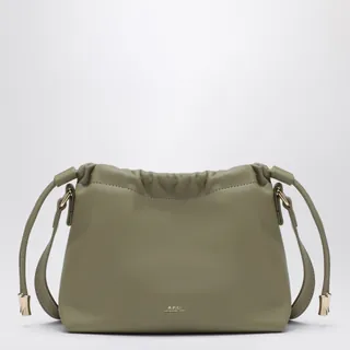 A.P.C.의 니논 미니 백으로, 리사이클 레더 효과 소재로 제작되었습니다. 컬러는 클레이 그린이며, 상단 드로우스트링과 내부 자석 잠금 장치가 특징입니다. 숄더 및 크로스바디 스트랩이 포함되어 있으며, 내부에 포켓이 하나 있습니다. 전면에는 'A.P.C. Rue Madame Paris' 로고가 각인되어 있습니다. 이미지