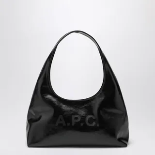 A.P.C.의 베이비 니농 숄더백입니다. 가죽과 유사한 질감의 재활용 소재로 제작되었으며, 블랙 컬러로 선보입니다. 크로스바디로 착용 가능하며, 내부 마그네틱 잠금장치와 포켓이 포함되어 있습니다. 전면에는 'A.P.C. Rue Madame Paris' 로고가 엠보싱 처리되어 있습니다. 이미지