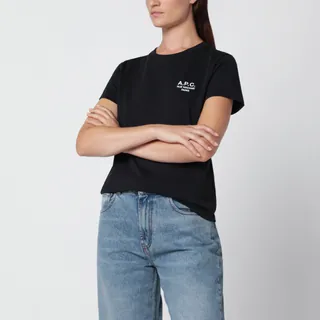 A.P.C.의 코튼 티셔츠입니다. 블랙 컬러에 화이트 로고 자수가 가슴 부분에 포인트로 들어가 있으며, 립 조직의 크루넥 디자인으로 깔끔한 실루엣을 완성합니다. 이미지