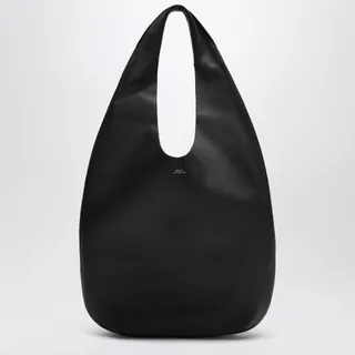 A.P.C.의 르 네쥬 백은 그레인 소가죽으로 제작되었습니다. 블랙 컬러로, 한 장의 가죽으로 만들어진 것이 특징입니다. 손으로 들거나 어깨에 멜 수 있는 두 개의 넓은 핸들이 있으며, 골드 컬러로 'A.P.C. Rue Madame Paris' 로고가 각인되어 있습니다. 안감이 없는 디자인입니다. 이미지