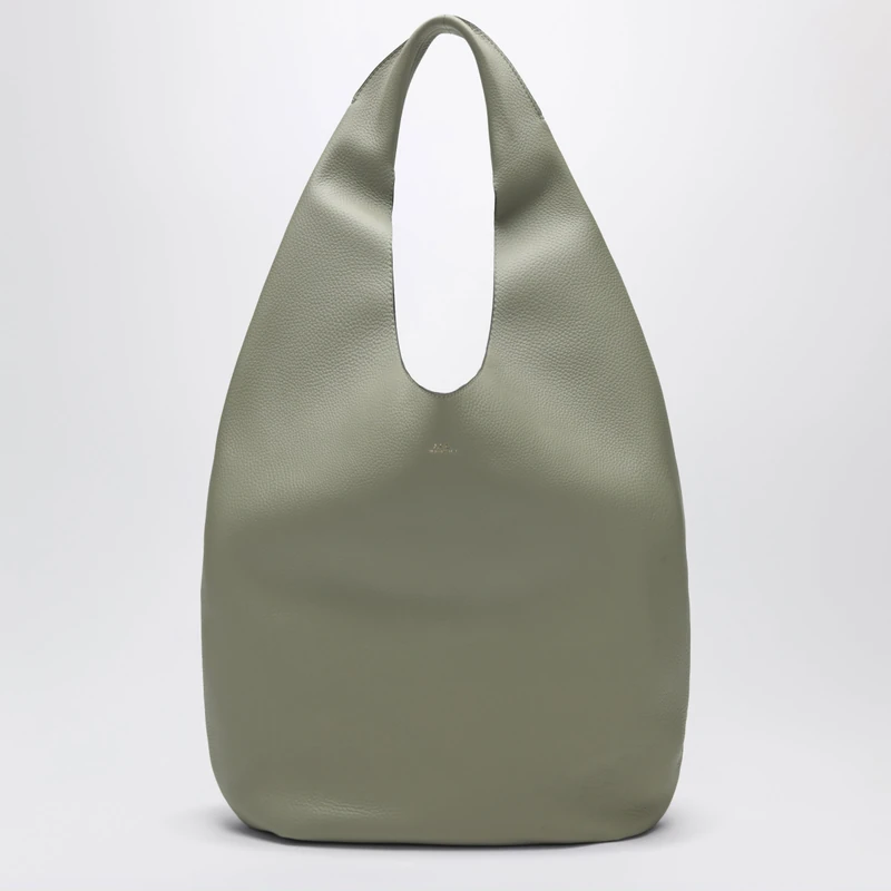 A.P.C.의 르 네쥬 백으로, 그레인 소가죽 소재로 제작되었습니다. 파스텔 그린 컬러가 돋보이며, 가죽 한 장을 통으로 사용하여 완성도를 높였습니다. 손으로 들거나 어깨에 멜 수 있는 두 개의 넓은 핸들이 특징이며, 전면에는 골드 컬러로 'A.P.C. Rue Madame Paris' 로고가 각인되어 있습니다. 안감이 없는 깔끔한 디자인입니다. 이미지1