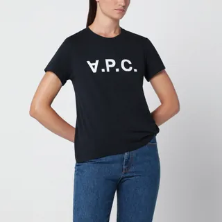A.P.C. 코튼 티셔츠입니다. 다크 네이비 컬러에 전면 A.P.C. 플록 프린트가 특징이며, 립 조직의 크루넥으로 마감되었습니다. 이미지