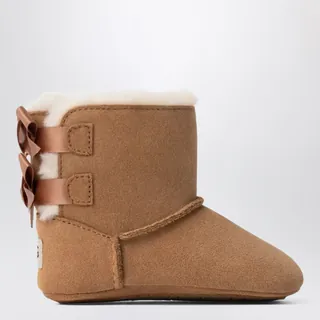 UGG 베일리 보우 스웨이드 부츠입니다. 체스트넛 컬러로, 뒷면에 고정된 리본 장식이 특징입니다. 벨크로 여밈으로 신고 벗기 편리하며, 부드럽고 따뜻한 10mm UGGplush™ 안감과 인솔이 적용되었습니다. 몰드 고무 밑창과 뒤꿈치에 UGG® 로고 직조 라벨이 있습니다. 이미지