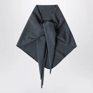 익스트림 캐시미어의 캐시미어 스카프입니다. 그레이 컬러의 삼각형 디자인으로, 끝부분에 멀티컬러 스트라이프 로고 디테일이 더해졌습니다. 목에 두르거나 어깨에 걸치는 등 다양하게 활용 가능한 디자인입니다. 이미지