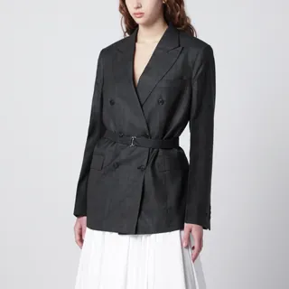 프라다의 버진 울 소재 더블 브레스티드 자켓입니다. 앤트러사이트 컬러의 스트레이트 핏으로 제작되었으며, 안감이 포함되어 있습니다. 피크 라펠과 전면 버튼 클로저, 3개의 버튼이 달린 스트레이트 소매가 특징입니다. 플랩 웰트 포켓과 탈부착 가능한 패브릭 벨트, 로고 라벨 디테일이 돋보입니다. 이미지
